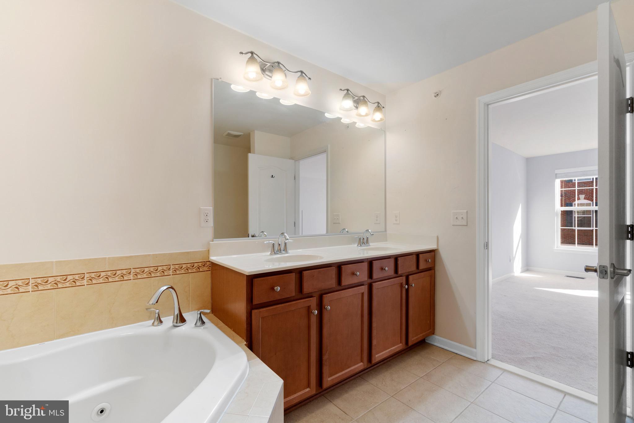 2261 Kew Gardens Drive, Unit 186 Woodbridge, VA 22191 - Photo 18 of 32 a spacious bathroom with a double vanity sink and a mirror