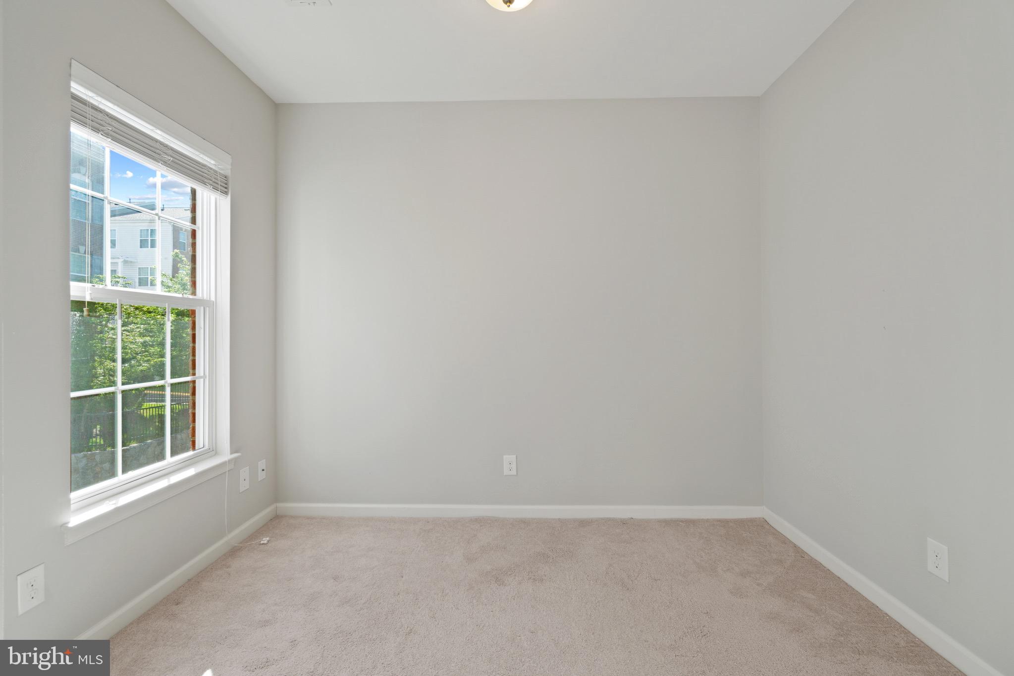 2261 Kew Gardens Drive, Unit 186 Woodbridge, VA 22191 - Photo 26 of 32 an empty room with a window