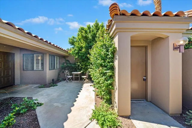 a view of entryway with a garden