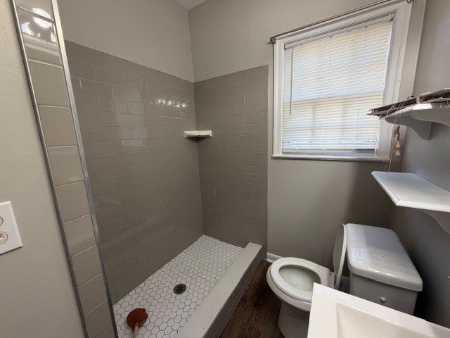 2006 Gloucester Street Brunswick, GA 31520 - Photo 11 of 16 Bathroom 2