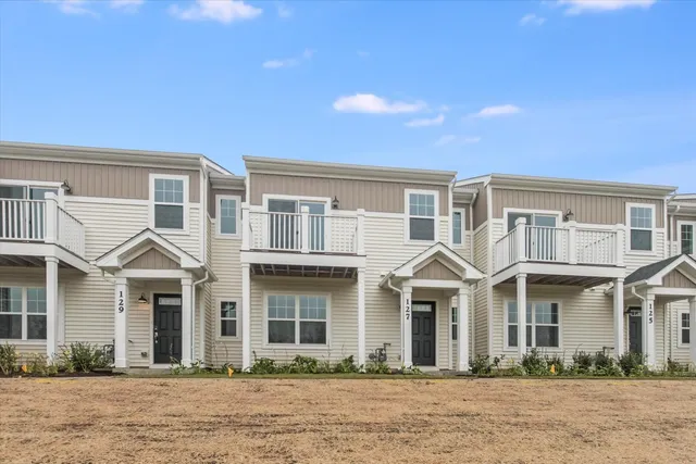 $339,990 | 424 Comstock Road, South Elgin, IL 60177