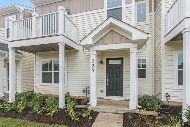 $339,990 | 424 Comstock Road, South Elgin, IL 60177