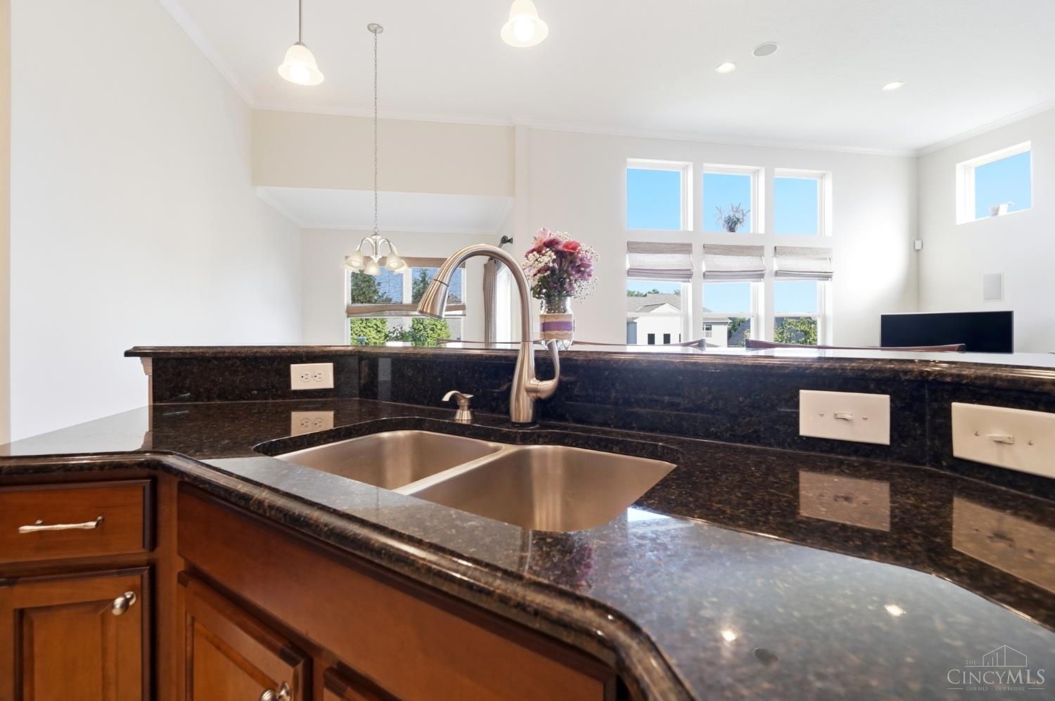 655 Hyacinth Road Cincinnati, OH 45245 - Photo 11 of 79 Gallery Image 11