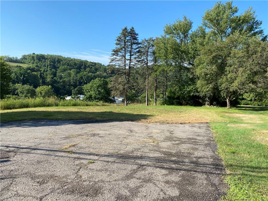 458 McClelland Road Canonsburg, PA 15317 - Photo 3 of 5 Right side of governor's style driveway,