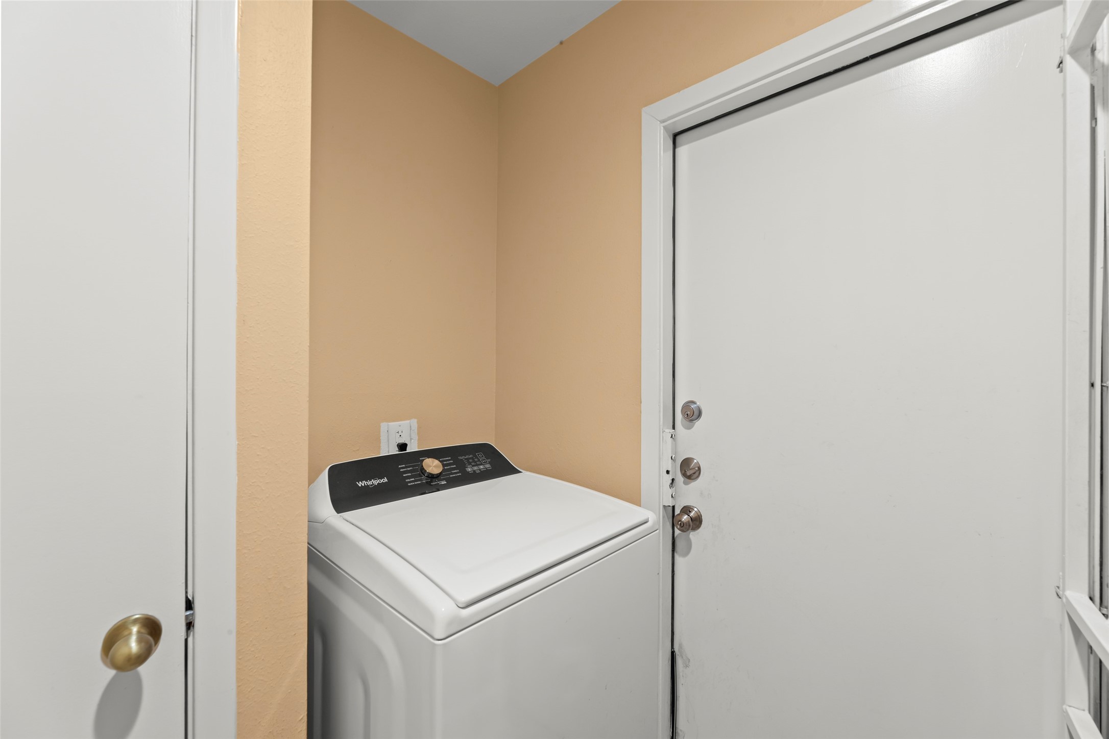 6834 Leader Street Houston, TX 77074 - Photo 17 of 20 a utility room with dryer and washer