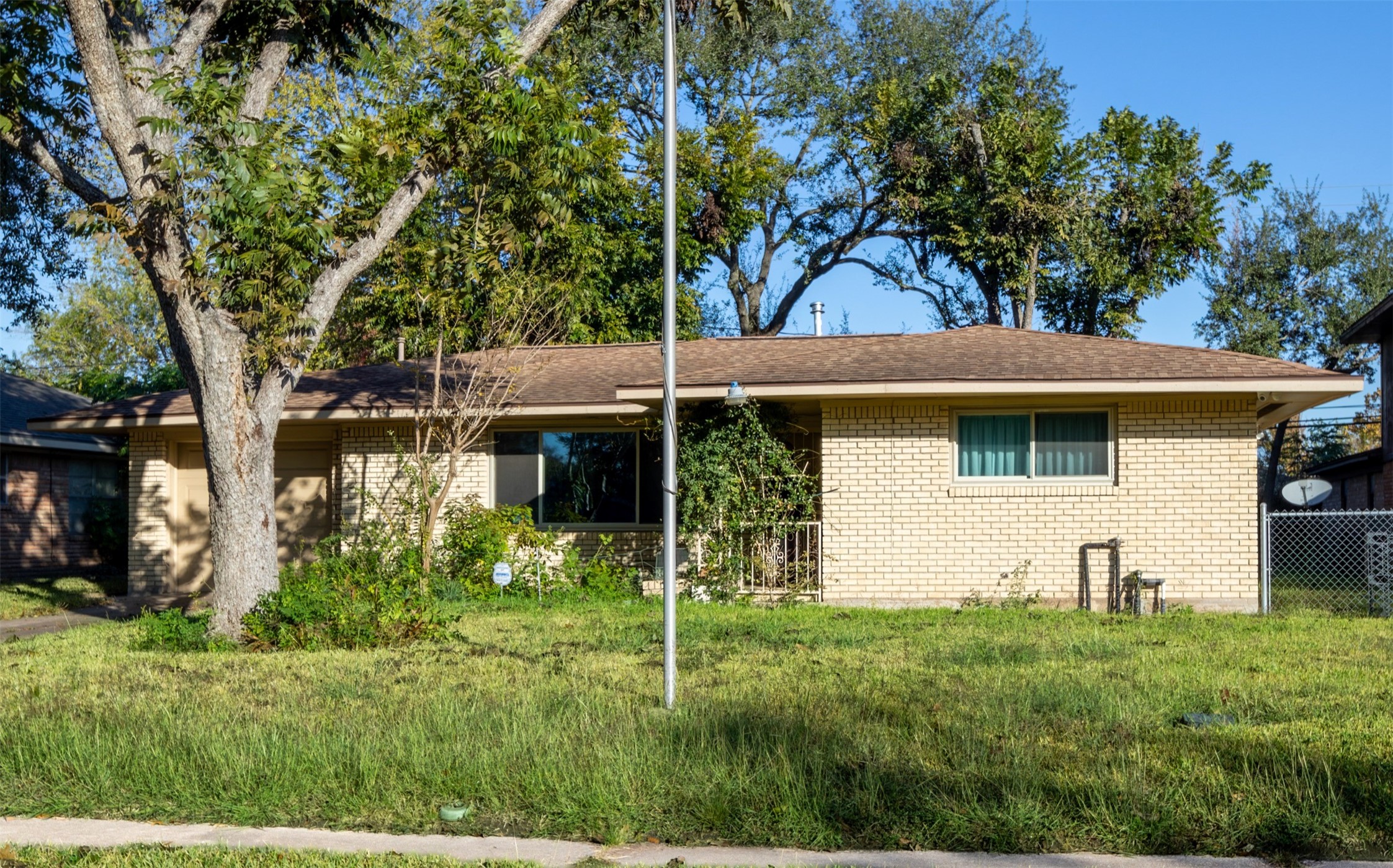 6834 Leader Street Houston, TX 77074 - Photo 18 of 20 a view of a house with backyard