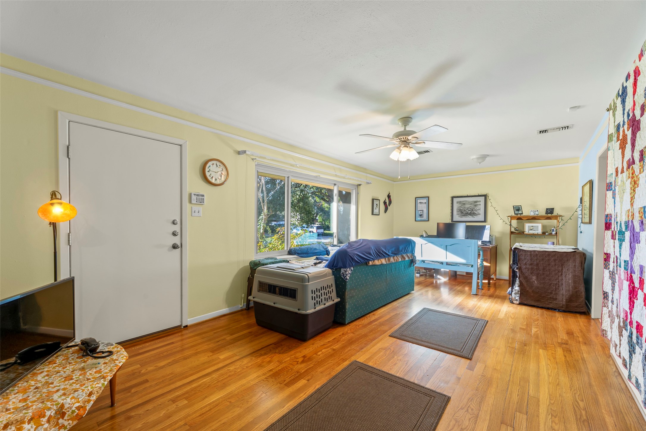 6834 Leader Street Houston, TX 77074 - Photo 3 of 20 a living room with furniture and a flat screen tv