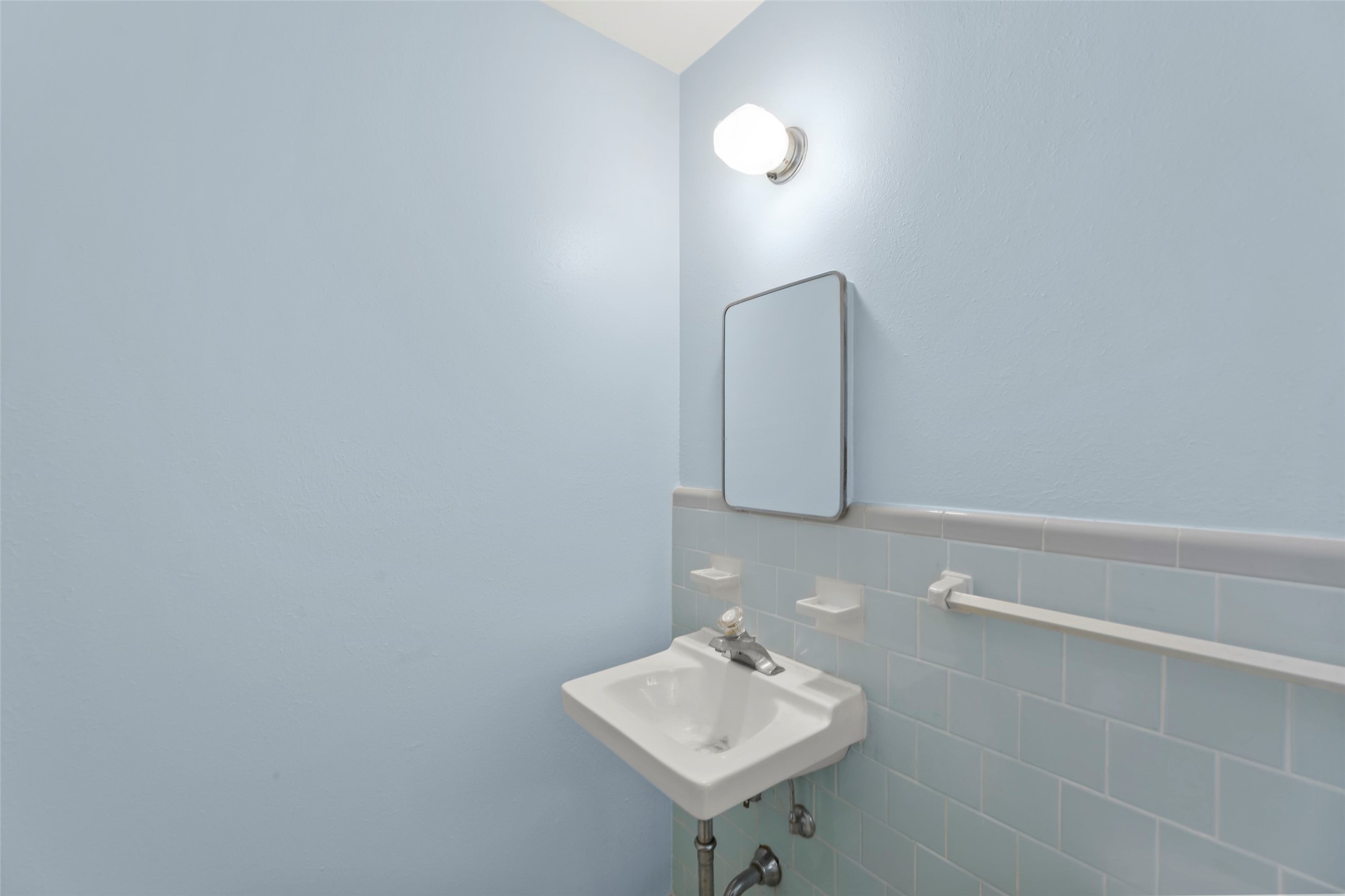 6834 Leader Street Houston, TX 77074 - Photo 8 of 20 a bathroom with a sink and a mirror