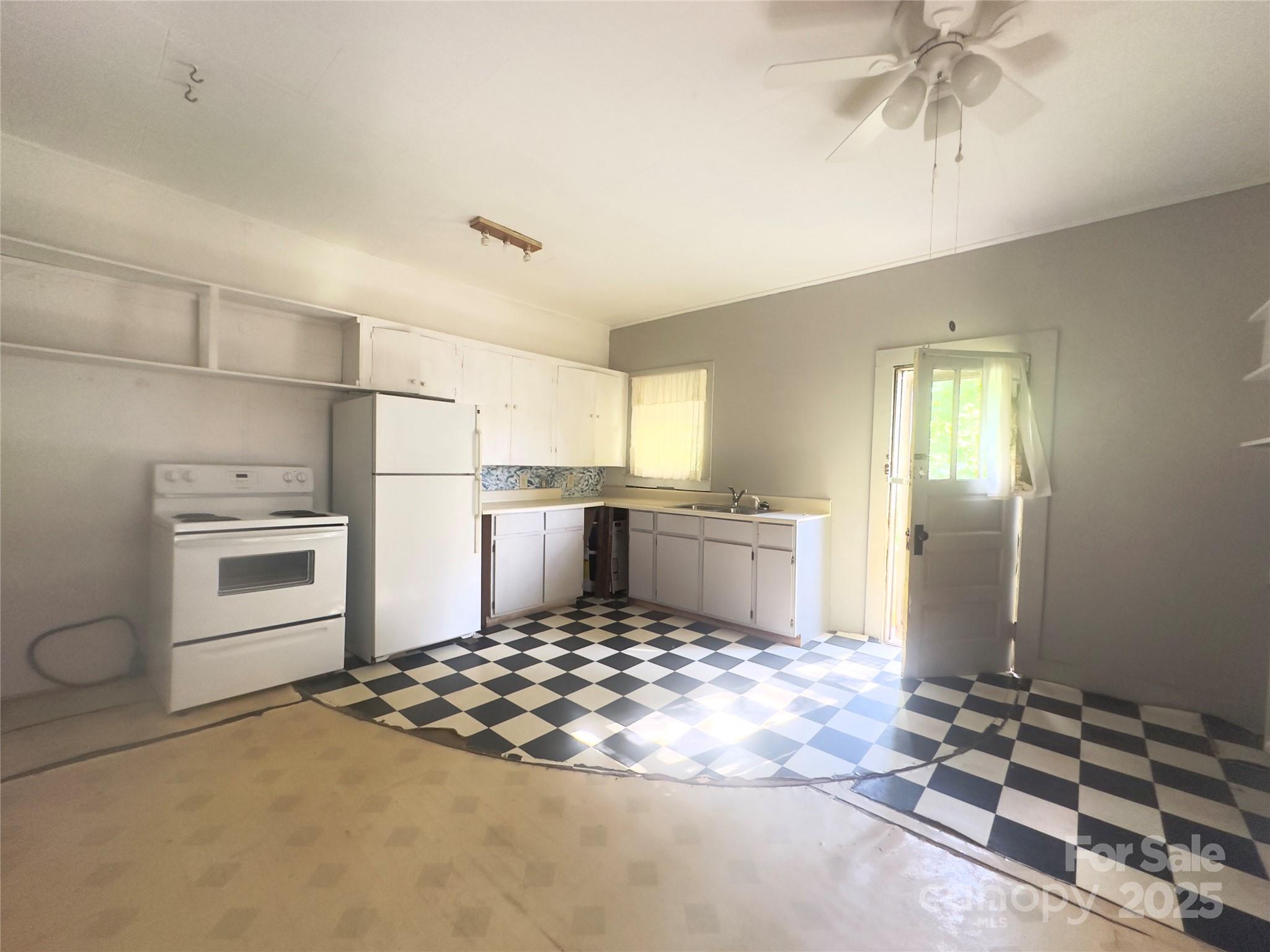 175 Spring Street Marion, NC 28752 - Photo 8 of 16 Gallery Image 8