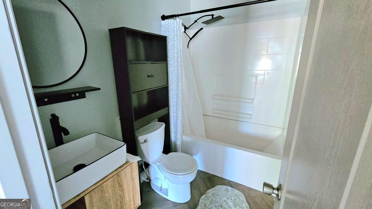 858 Augusta Road Valdosta, GA 31602 - Photo 21 of 28 a bathroom with a toilet and a shower