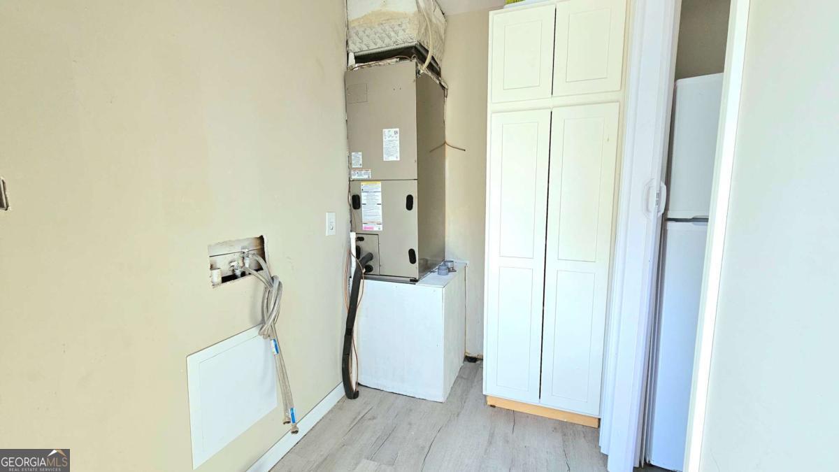 858 Augusta Road Valdosta, GA 31602 - Photo 23 of 28 a view of bathroom with tub