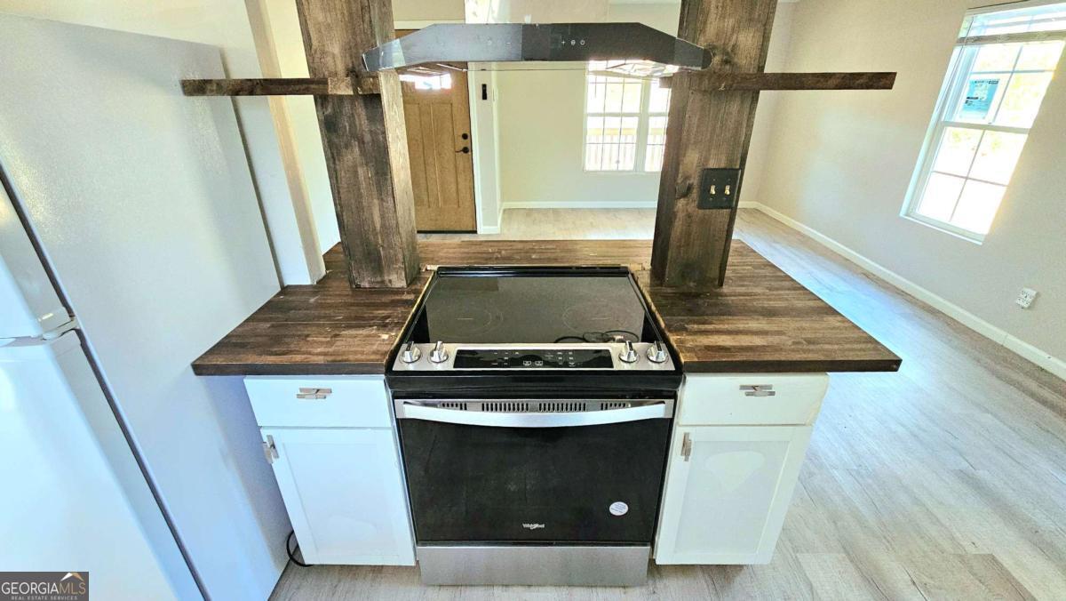 858 Augusta Road Valdosta, GA 31602 - Photo 9 of 28 a stove top oven sitting inside of a kitchen