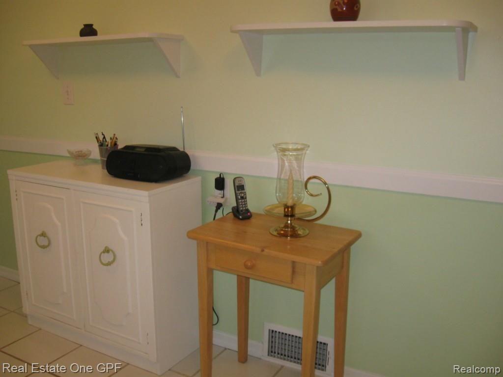 1783 Oxford Road Grosse Pointe, MI 48236 - Photo 6 of 21 6 IMG_1515.jpg