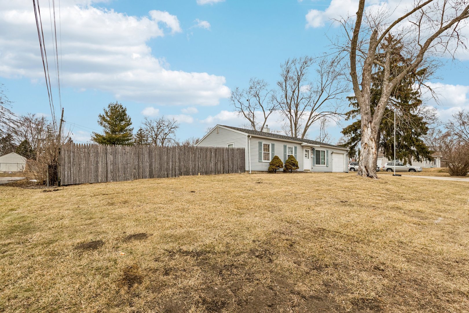 820 South Pine Street Streamwood, IL 60107 - Photo 2 of 23 a yard with wooden fence