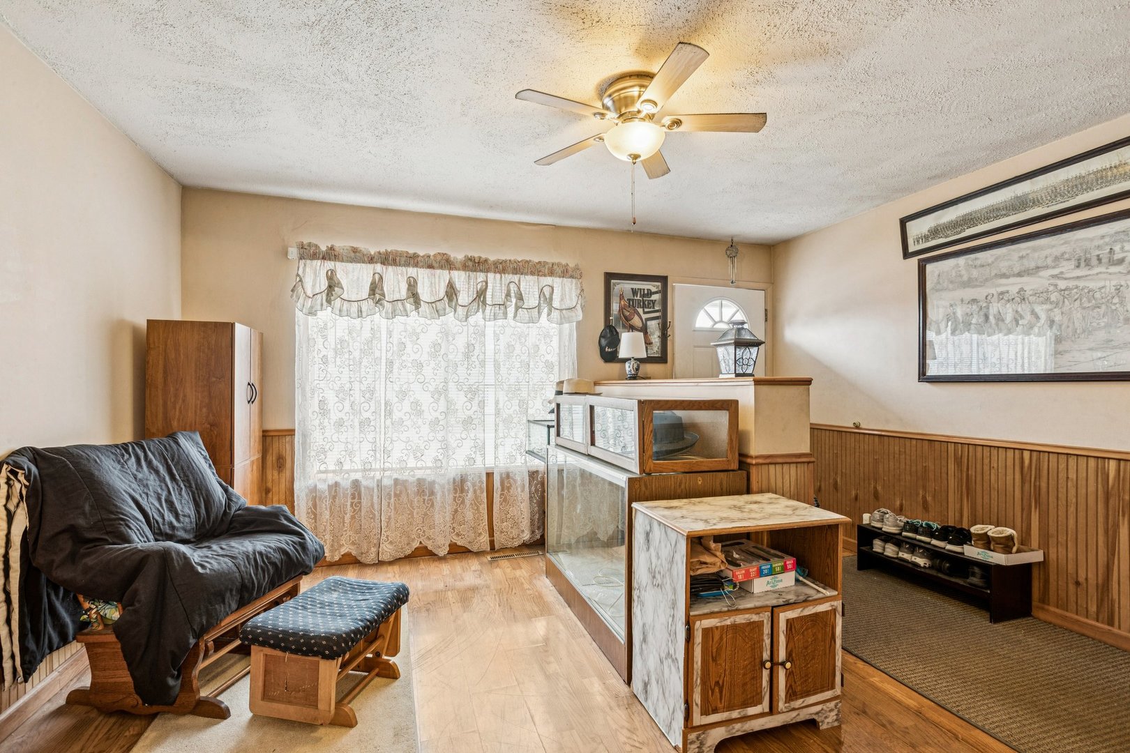 820 South Pine Street Streamwood, IL 60107 - Photo 4 of 23 a living room with furniture and a flat screen tv