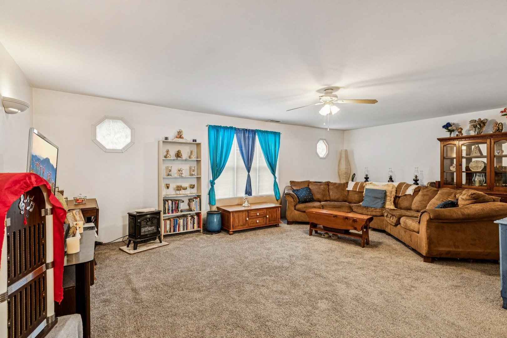 820 South Pine Street Streamwood, IL 60107 - Photo 7 of 23 a living room with furniture and a flat screen tv