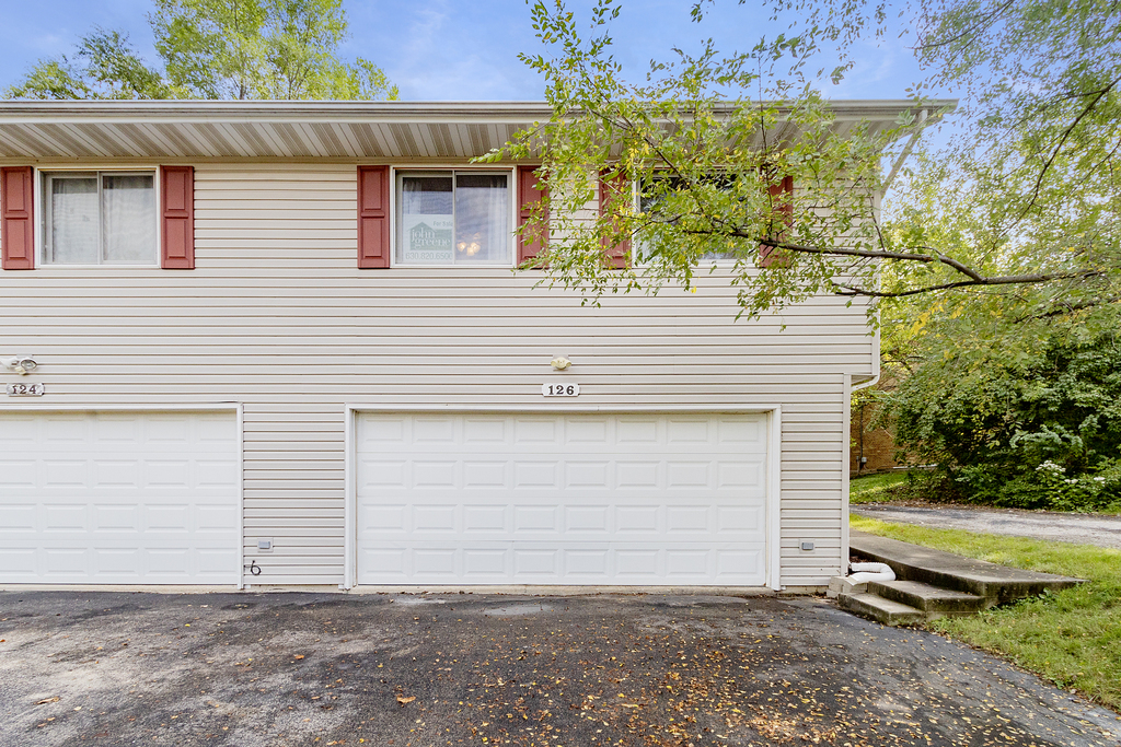 126 Twilight Lane New Lenox, IL 60451 - Photo 2 of 15 a front view of a house