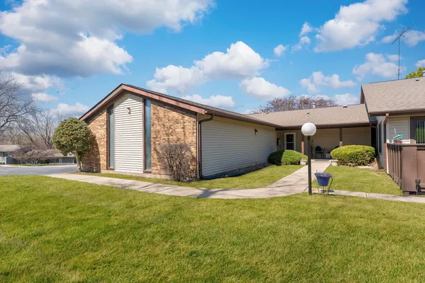 $230,000 | 5202 Winslow Circle, Unit A, McHenry, IL 60050