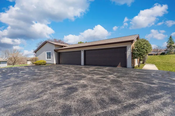 $230,000 | 5202 Winslow Circle, Unit A, McHenry, IL 60050