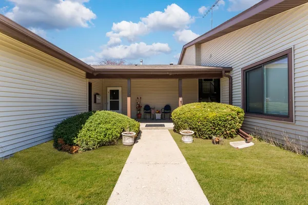 $230,000 | 5202 Winslow Circle, Unit A, McHenry, IL 60050