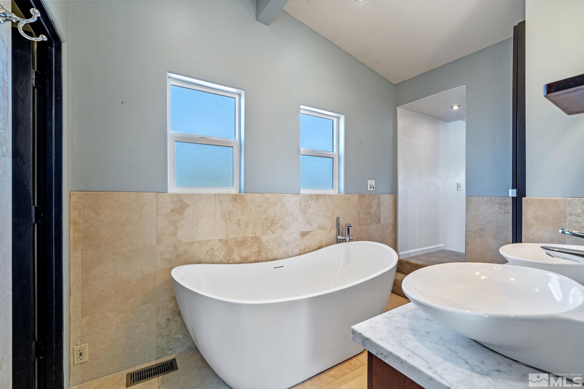 1005 Memory Lane Reno, NV 89509 - Photo 17 of 32 a bathroom with a bathtub and a toilet