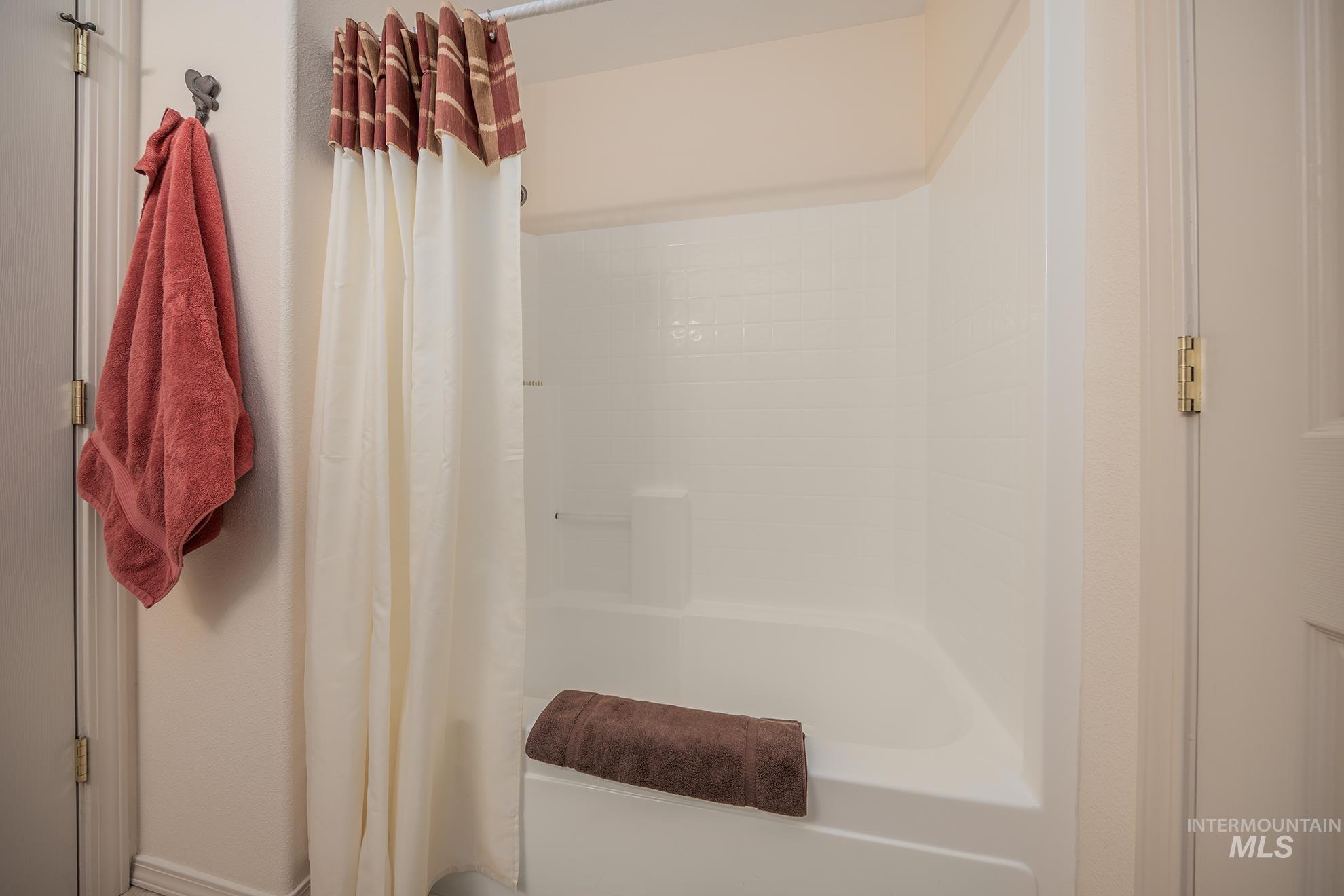 946 Indianhead Road Weiser, ID 83672 - Photo 20 of 36 Full bathroom with shower / tub combo with curtain