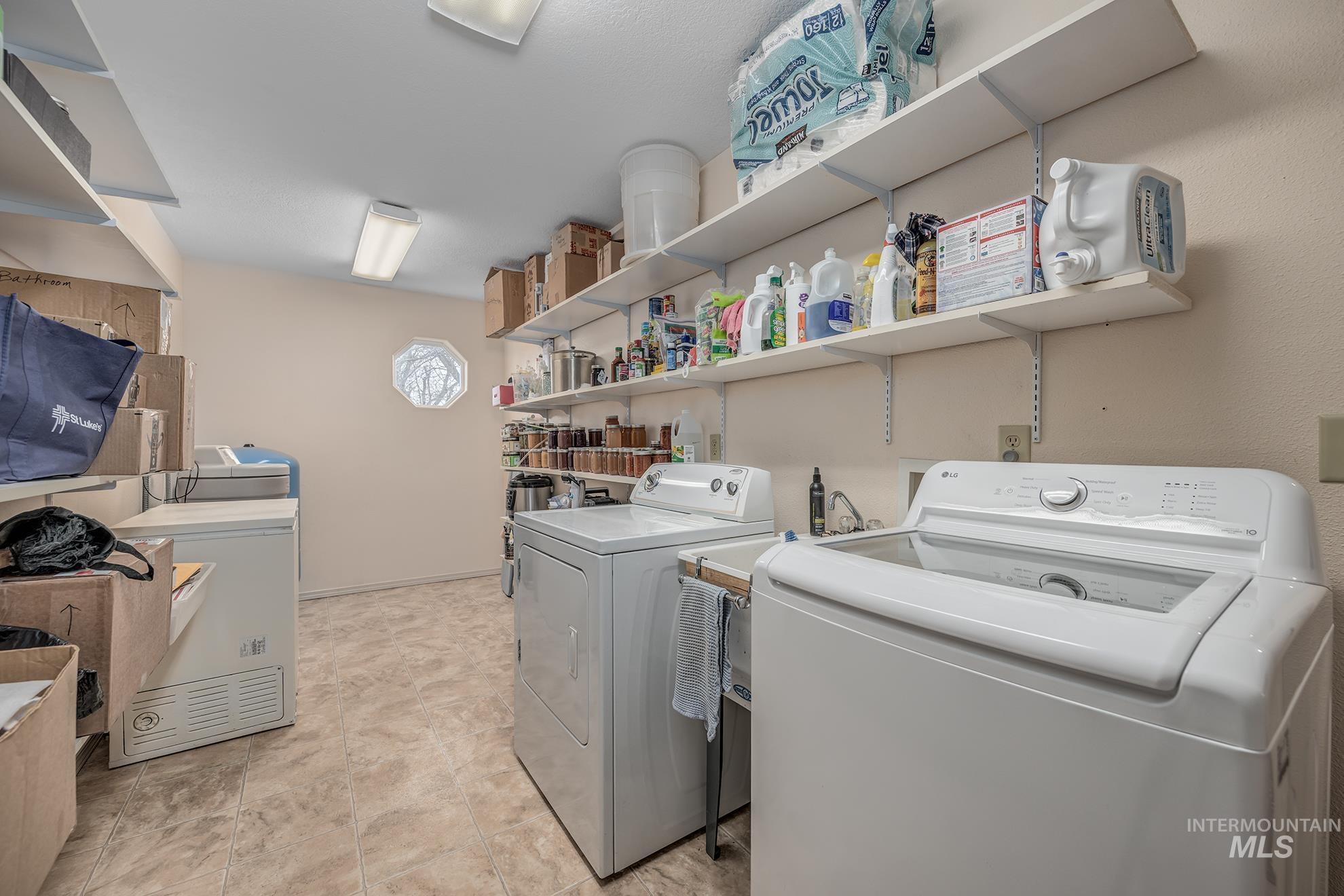 946 Indianhead Road Weiser, ID 83672 - Photo 22 of 36 Laundry area featuring washing machine and dryer