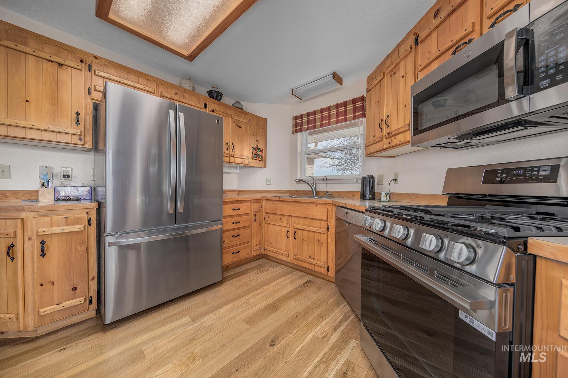 946 Indianhead Road Weiser, ID 83672 - Photo 8 of 36 Kitchen with stainless steel appliances and light wood finished floors