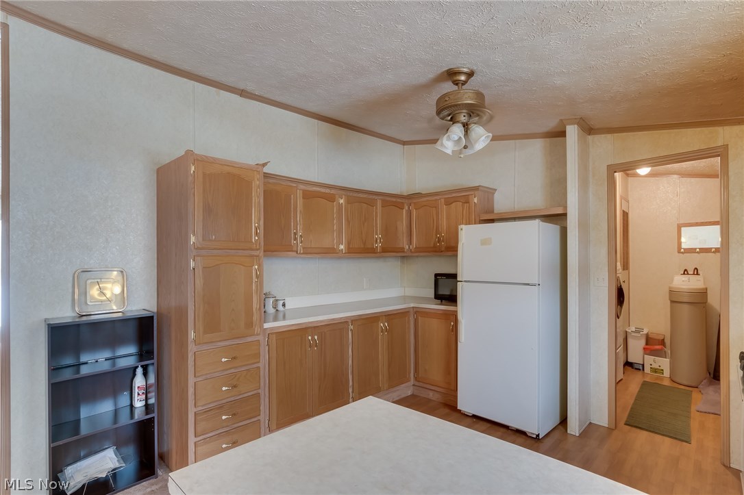 7444 Pettibone Road Chagrin Falls, OH 44023 - Photo 7 of 29 Kitchen - very neutral and open - goes thru to the mud room/utility room