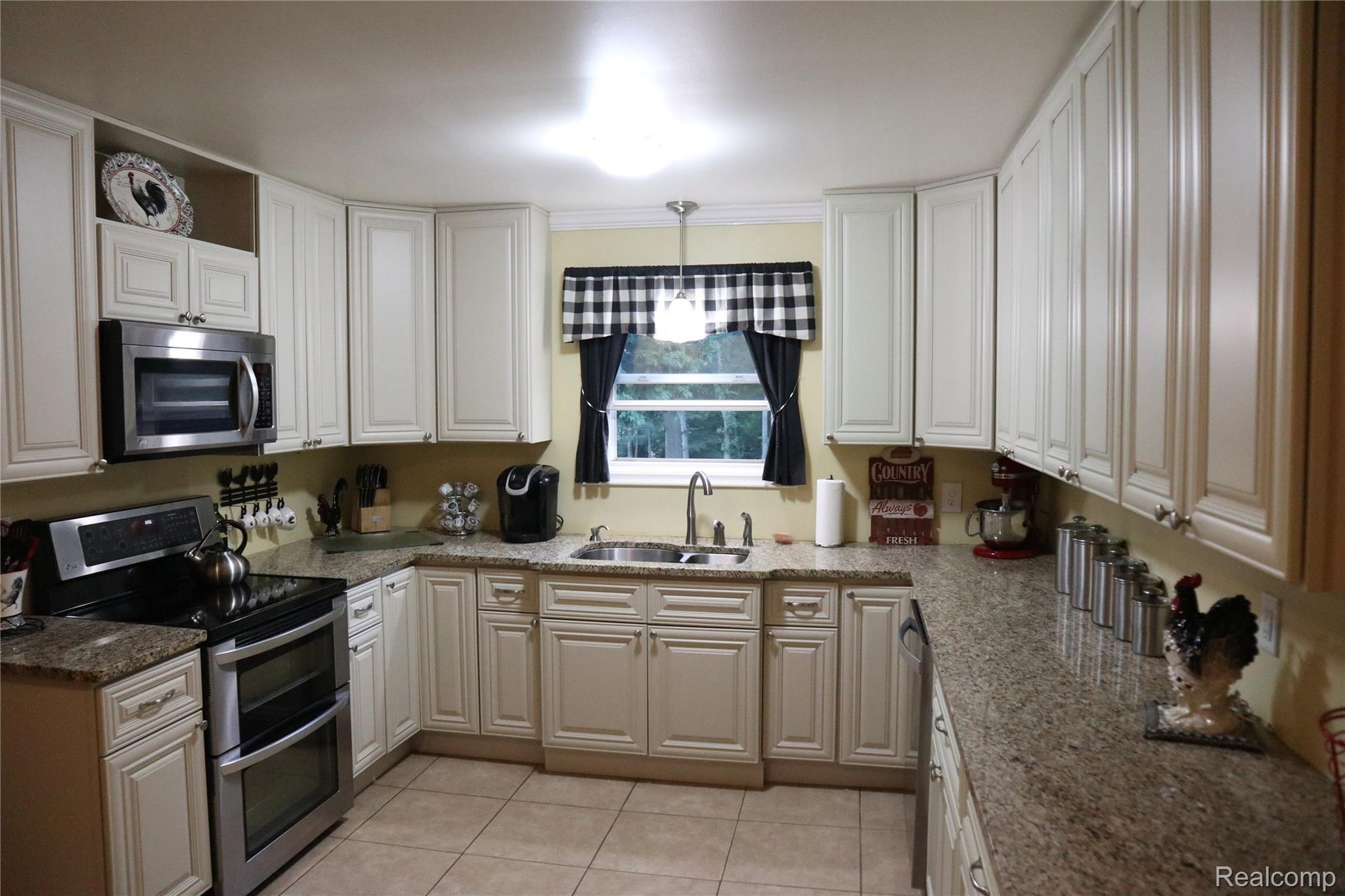2947 East Schafer Road Howell, MI 48843 - Photo 29 of 48 ALL NEWER STAINLESS STEEL APPLIANCES STAY