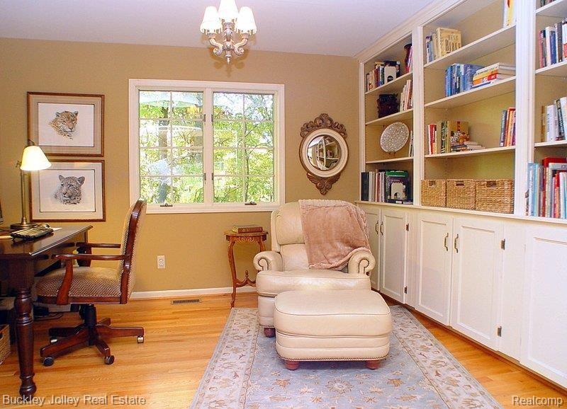 7062 Summit Ridge Brighton, MI 48116 - Photo 10 of 25 Beautiful Built-Ins.jpg