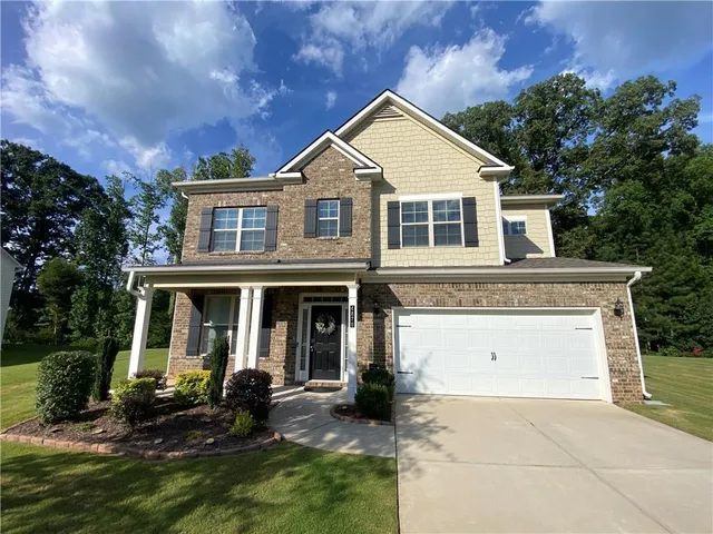 a view of a yard in front of house