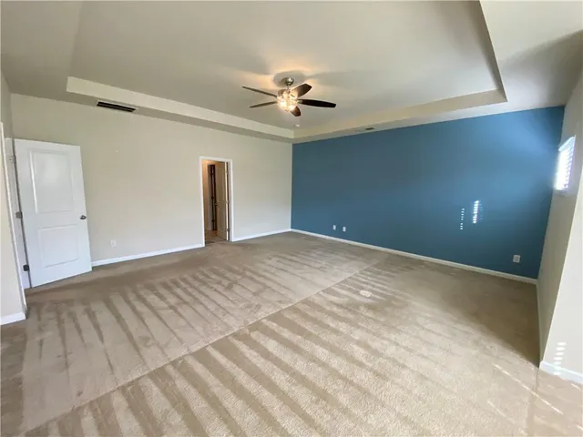 a view of empty room with a ceiling fan