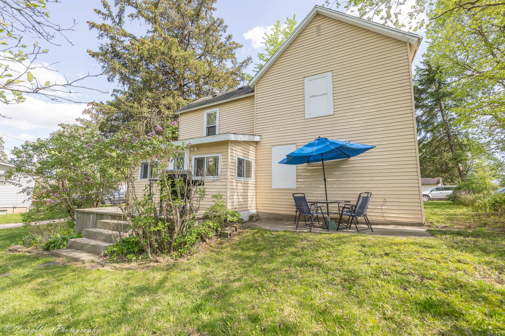 927 Thurlby Road Kingston, IL 60145 - Photo 17 of 21 a backyard of a house with table and chairs