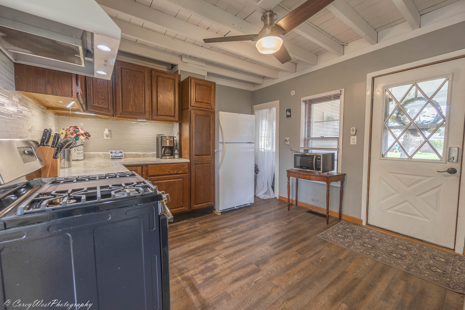 927 Thurlby Road Kingston, IL 60145 - Photo 9 of 21 a kitchen with granite countertop a stove and a refrigerator