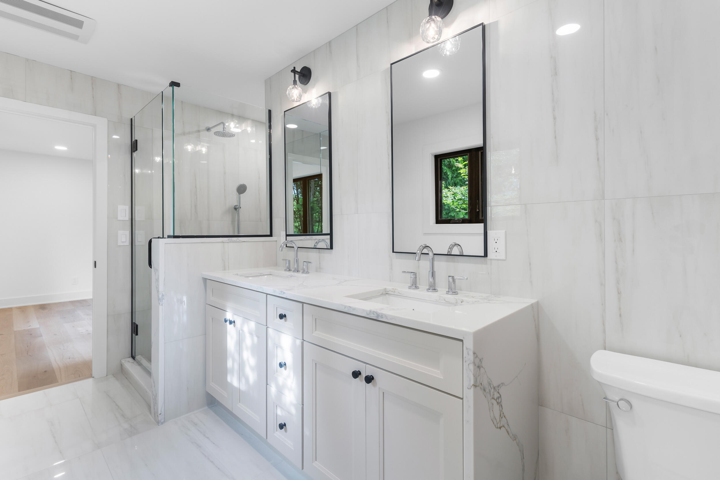 986 Indian Hills Road Fontana, WI 53125 - Photo 36 of 108 Primary Bathroom