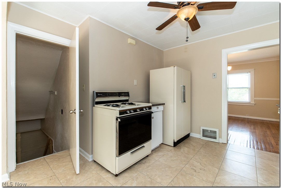 1399 Dill Road Cleveland, OH 44121 - Photo 14 of 35