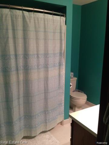 1550 Meadowside Drive Rochester, MI 48307 - Photo 6 of 8 Bathroom