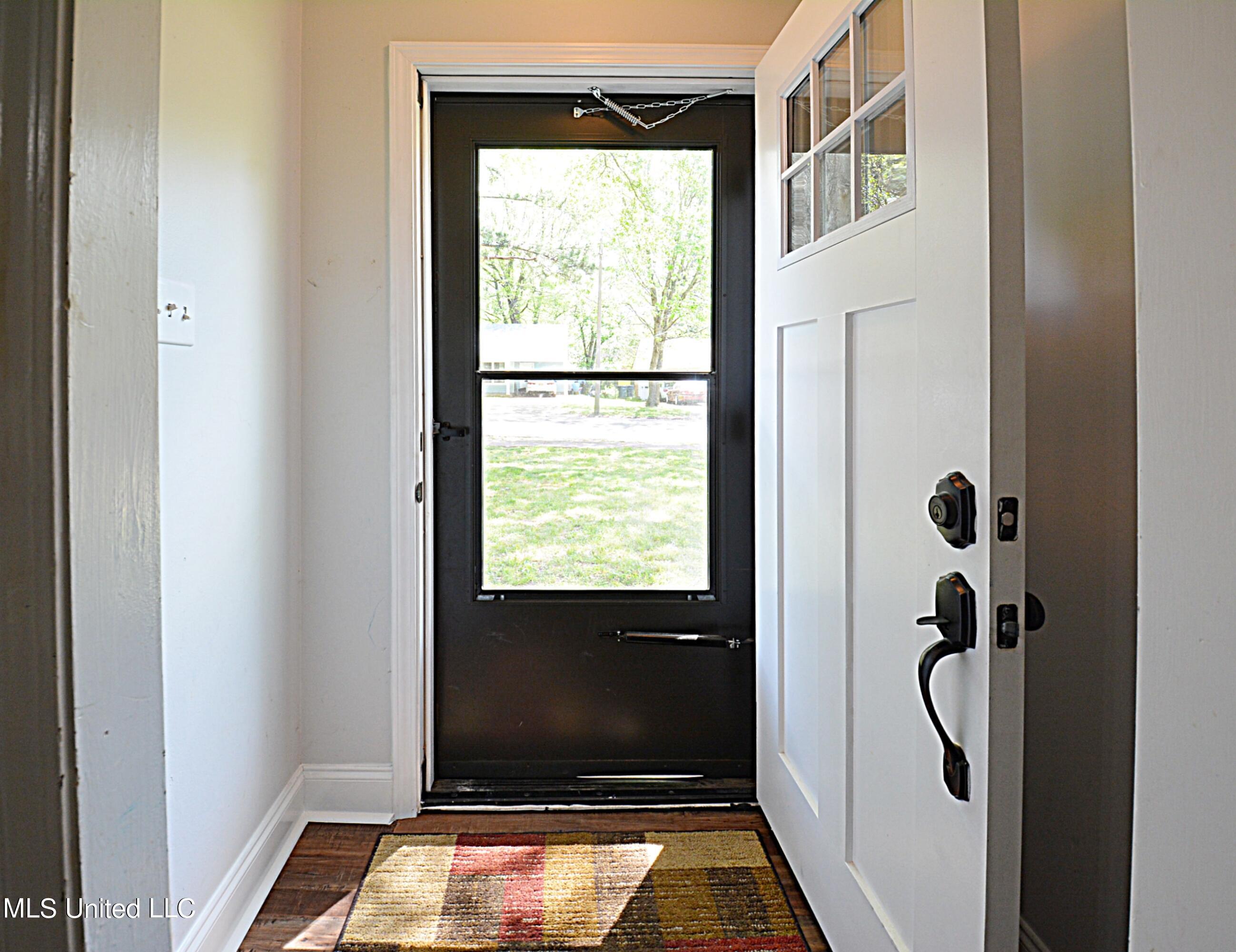 8421 Old Forge Road Southaven, MS 38671 - Photo 3 of 19 Foyer Entry