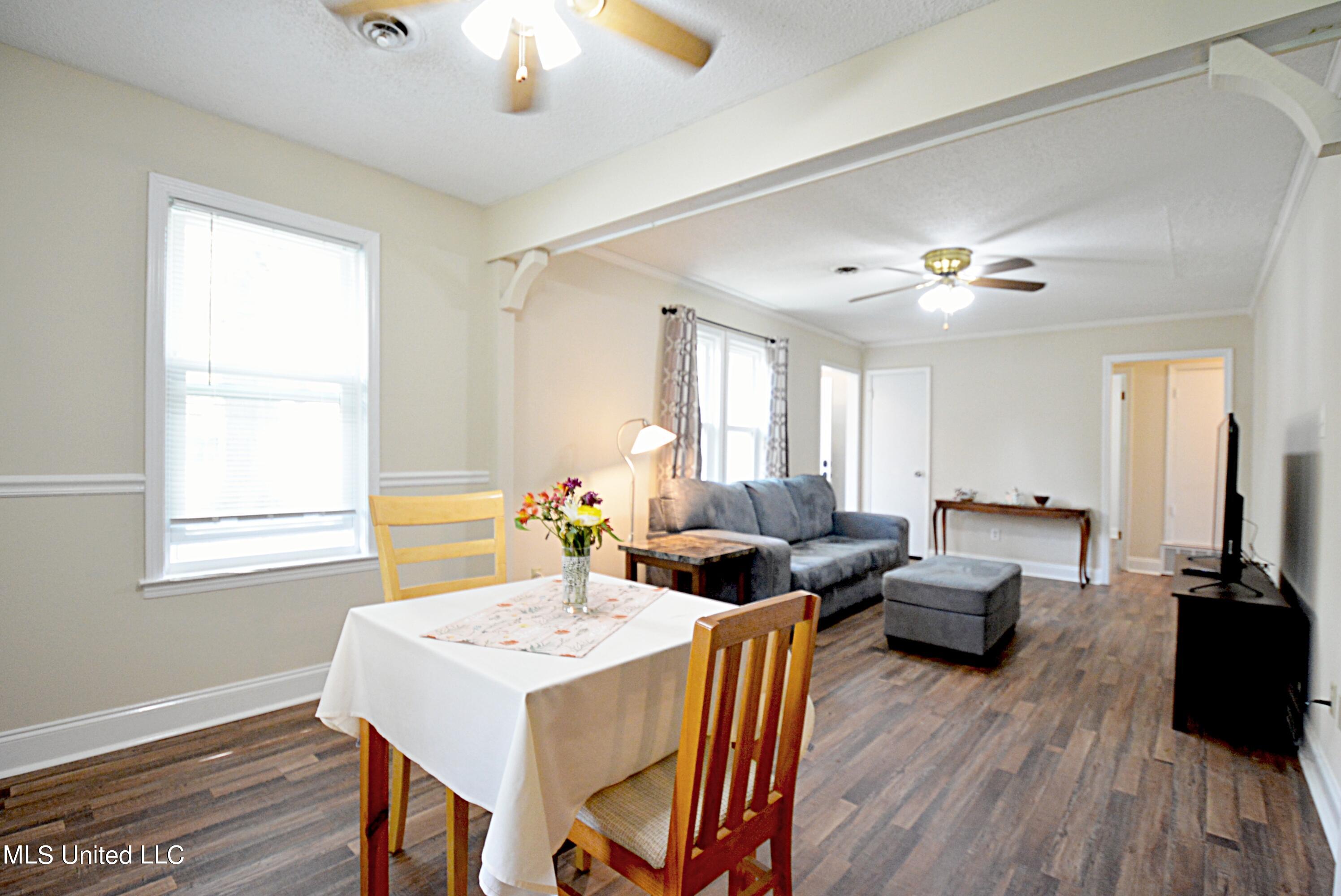 8421 Old Forge Road Southaven, MS 38671 - Photo 10 of 19 Breakfast & Living Room