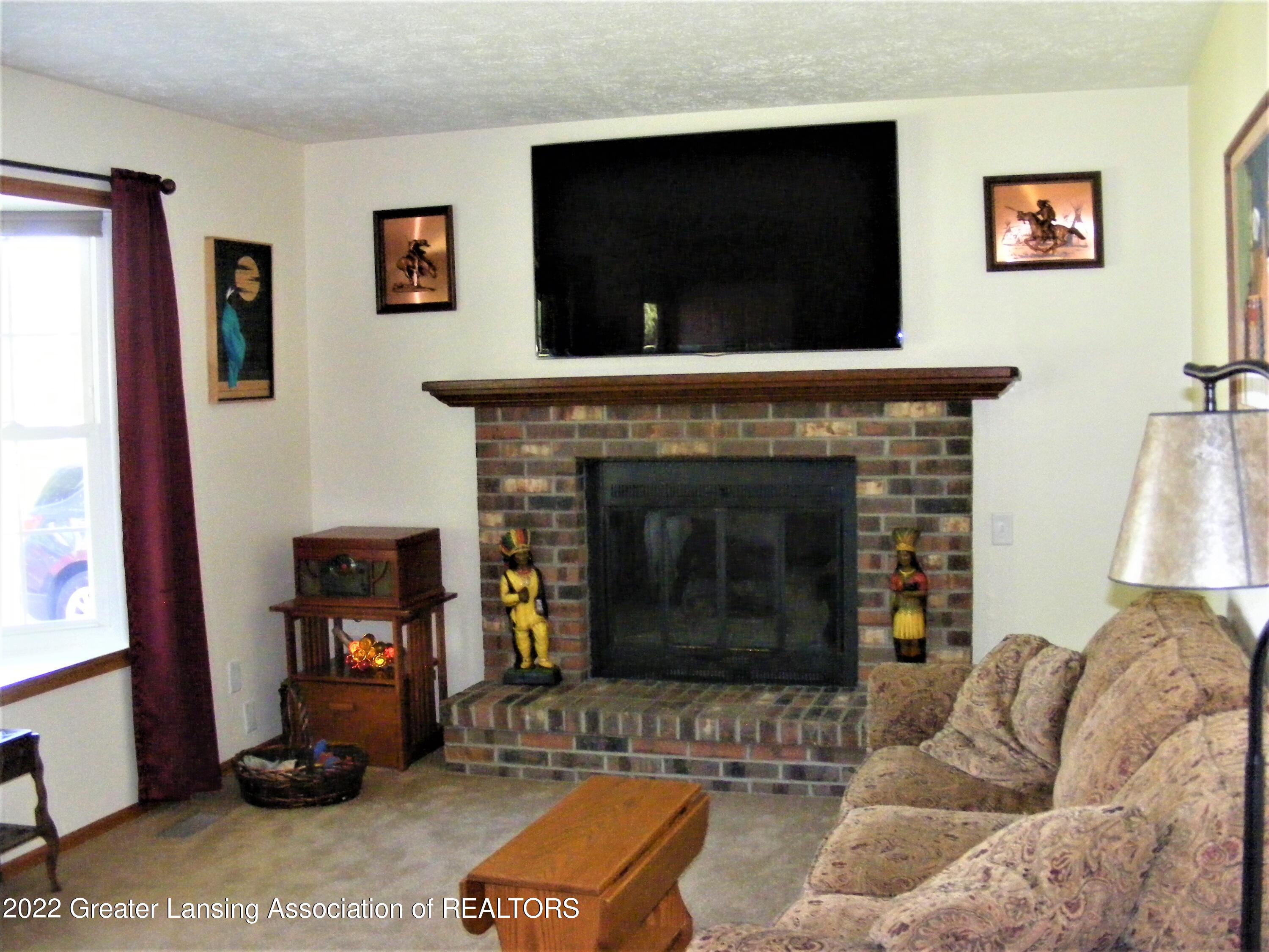 2183 Arch Road Eaton Rapids, MI 48827 - Photo 11 of 34 Living room
