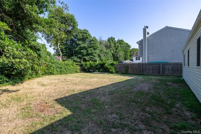 a view of a backyard