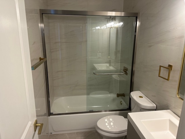 5743 South Emerald Avenue Chicago, IL 60621 - Photo 9 of 28 a bathroom with a toilet and a shower