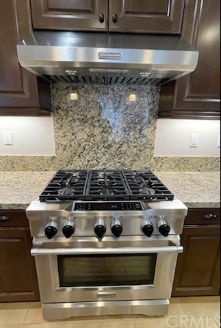56 Shadowbrook Irvine, CA 92604 - Photo 5 of 20 a stove top oven sitting inside of a kitchen