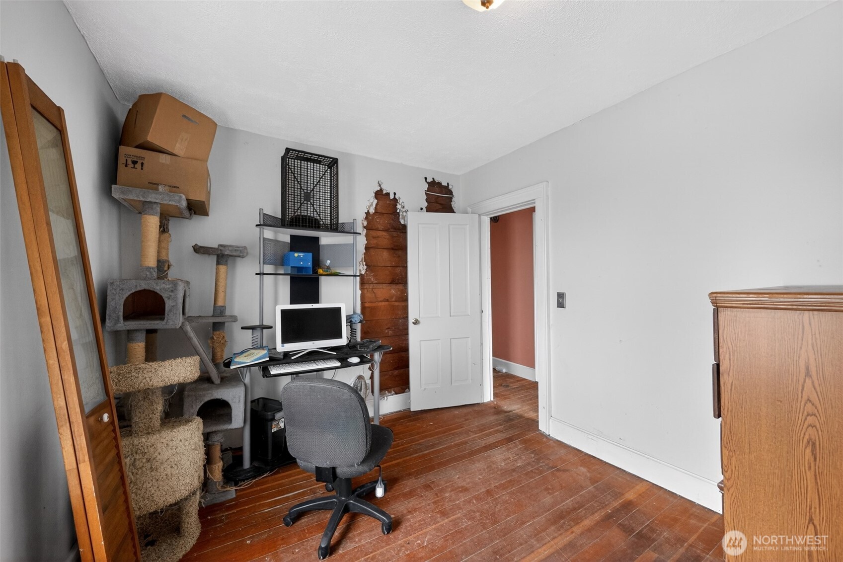 9801 Lenhart Road Sumas, WA 98295 - Photo 14 of 33 a view of a workspace with furniture and wooden floor