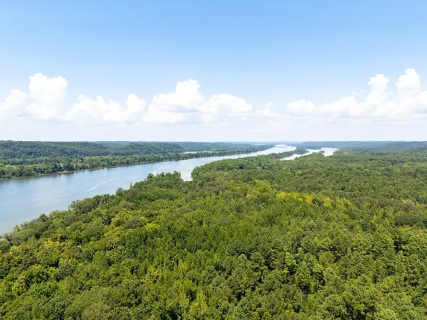 a view of a lake with houses in back