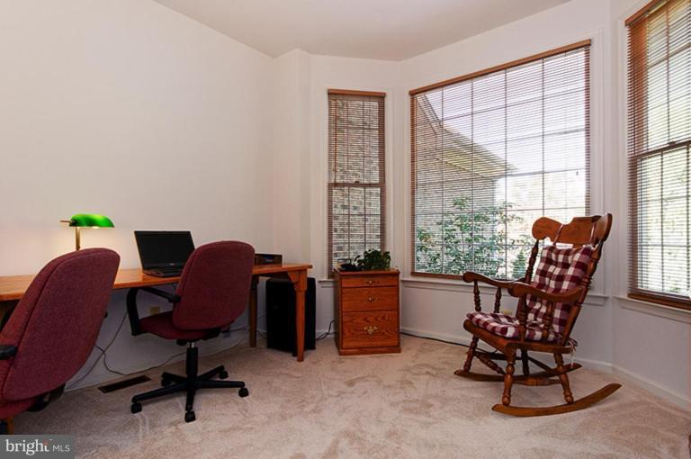 1204 Tottenham Court Reston, VA 20194 - Photo 17 of 24 Library