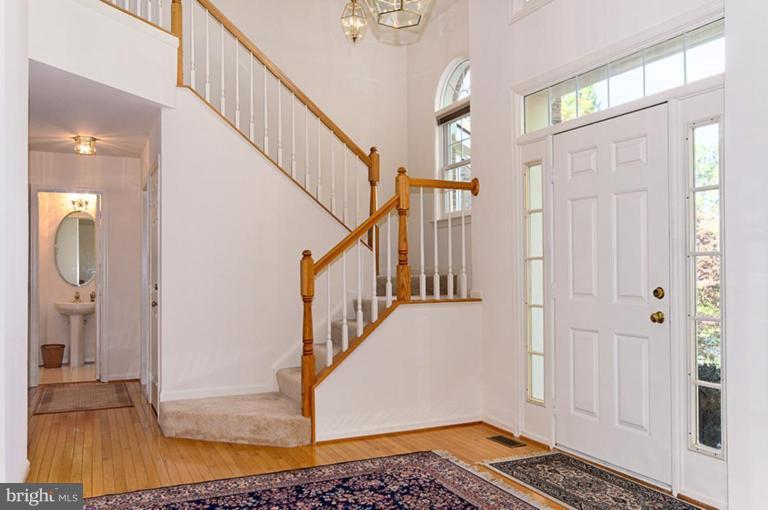 1204 Tottenham Court Reston, VA 20194 - Photo 10 of 24 Entrance / Foyer
