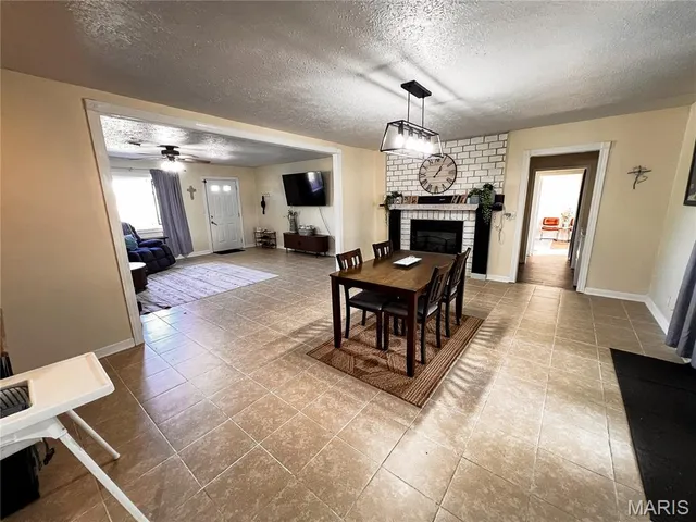 $200,000 | 9559 East Dix Irvington Road, Dix, IL 62830