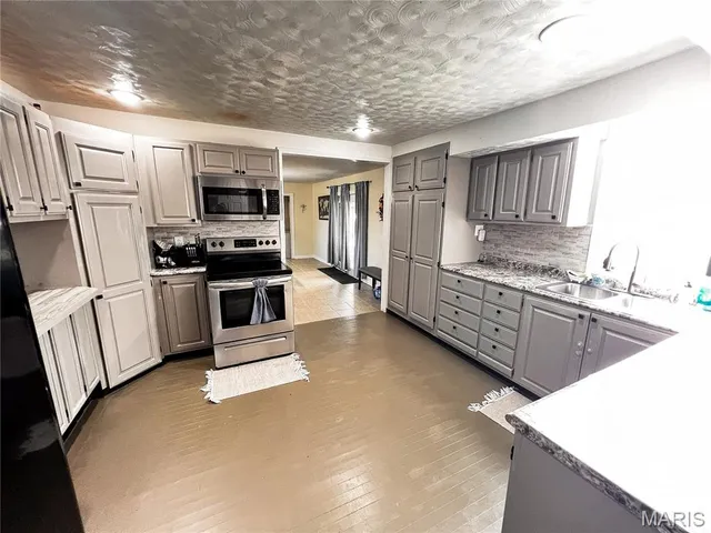 $200,000 | 9559 East Dix Irvington Road, Dix, IL 62830